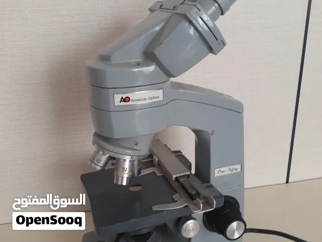 ميكروسكوب ثنائي العينين عتيق (Vintage Binocular Microscope) من إنتاج شركة American Optical (AO)