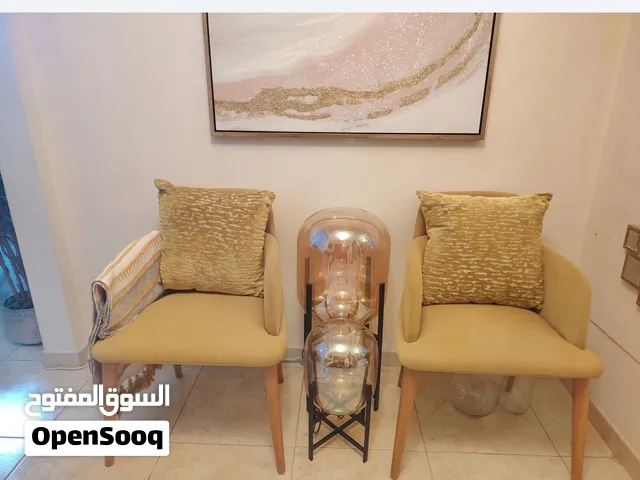 كراسي عدد 2 لون كموني بحالة ممتازة غير مستخدمين من هوم سنتر