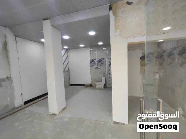 مجمع طبي متكامل على الشارع العام ركن