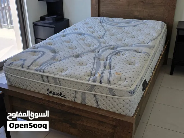 سرير مع طاولتين جانبيات و فرشة