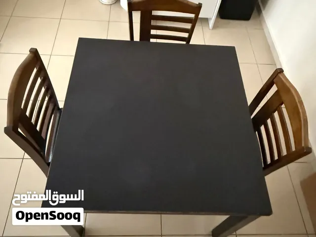 طاولة خشب مع 3 كراسي وغسالة فل أوتوماتيك للبيع