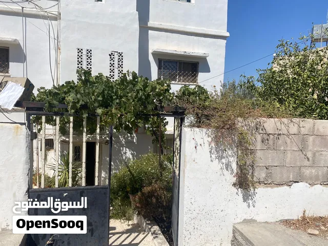 غرفة في أستوديو يوجد فيها سريرين مفروشه بجانب بوابة العلوم جامعة البلقاء التطبيقية و لطالبات الجام