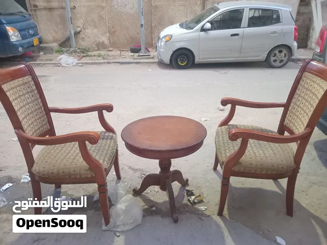 طاولة معها زوز كراسي للبيع