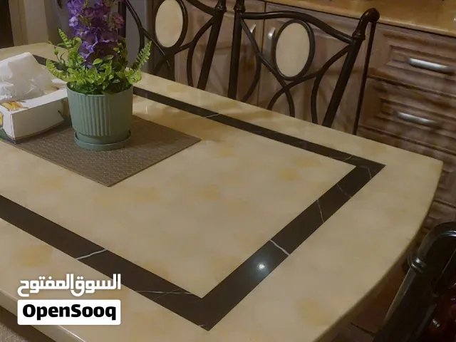 طاولة طعام من الرخام