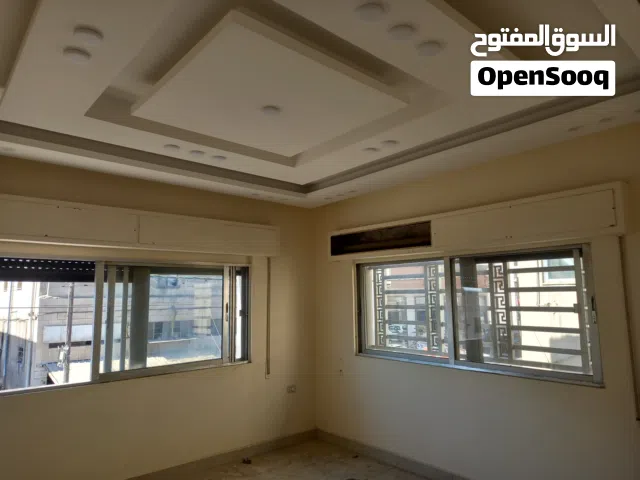 شقة غرفتين نوم وصالة بمنطقة البيادر الصناعية، مجددة بالكامل بعمارة نظيفة للايجار.