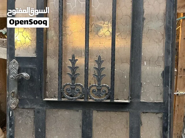باب حديد نظيف