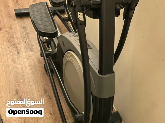 جهاز إليبتيكال (Elliptical Trainer) من ماركة NordicTrack، وهو جهاز كارديو بيشبه المشي والجري بس م