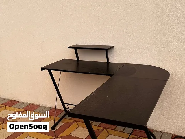 طاولة للكمبيوتر أو البلايستيشن
