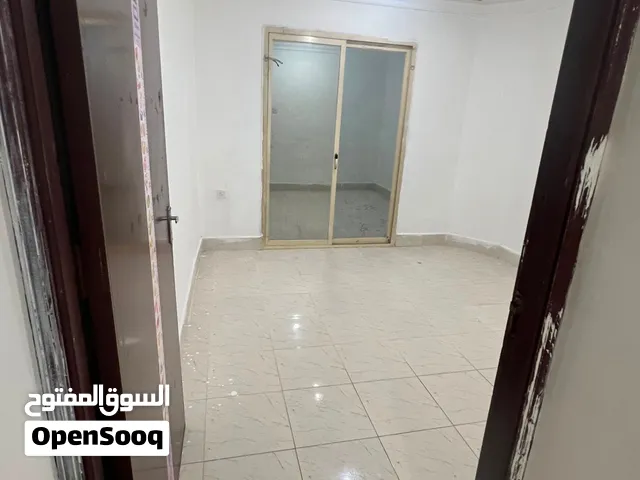 للايجار بالسالمية  شقه للشركات 4 غرف حمامين صاله مطبخ مع رقم مدني شامل م ص ك تكيف مركزي
