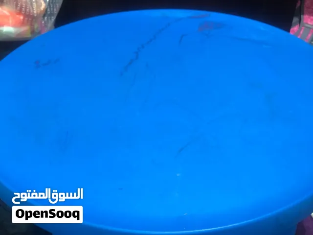 طاوله من يكيا زرقاء عليها خربشات بسيطه