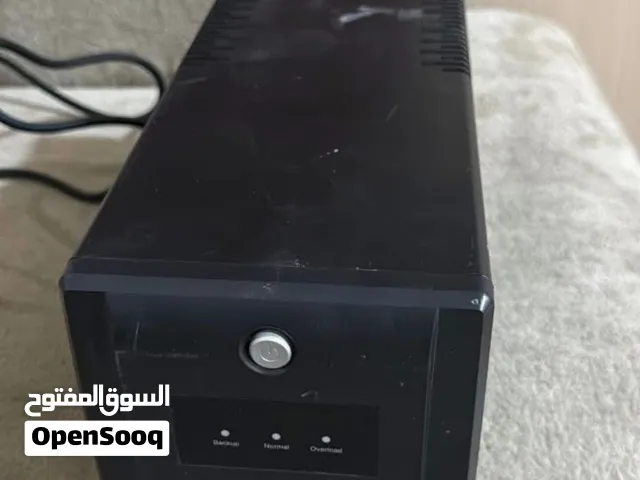 جهاز UPS ماركة WB ويُستخدم لحماية الأجهزة الإلكترونية من انقطاع التيار الكهربائي المفاجئ