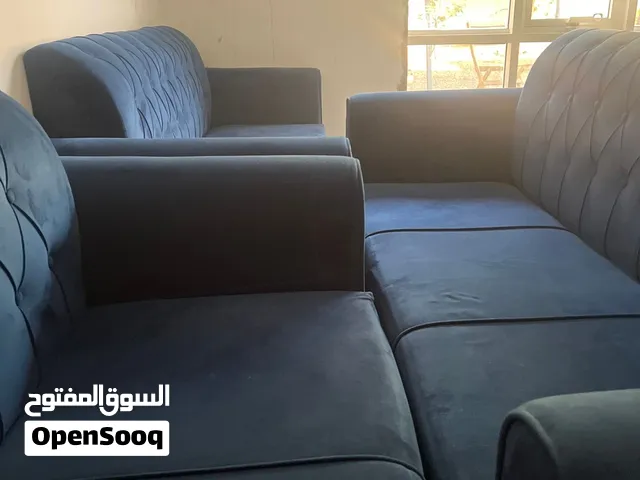 كراسي عدد 8 مع 3طاولات استخدام 3 سنوات