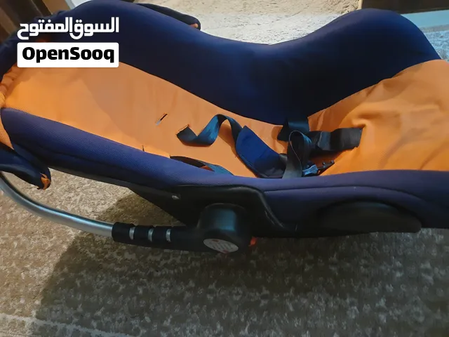 مقعد اطفال عدد 2 للبيع بسعر مغري استخدام خفيف