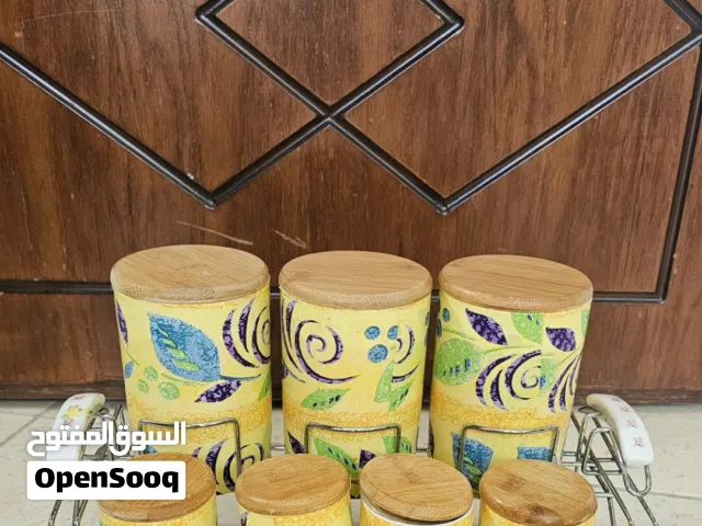 طقم مرطبانات بهارات وتوابل 7 قطع مع ستاند معدني بحالة جيدة جدا
