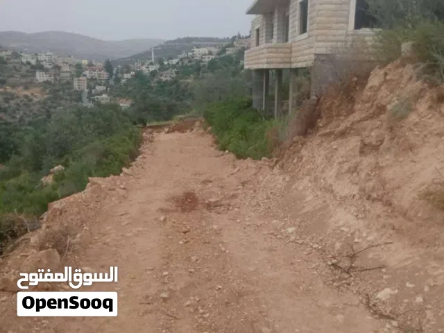 ارض مع بناء قائم