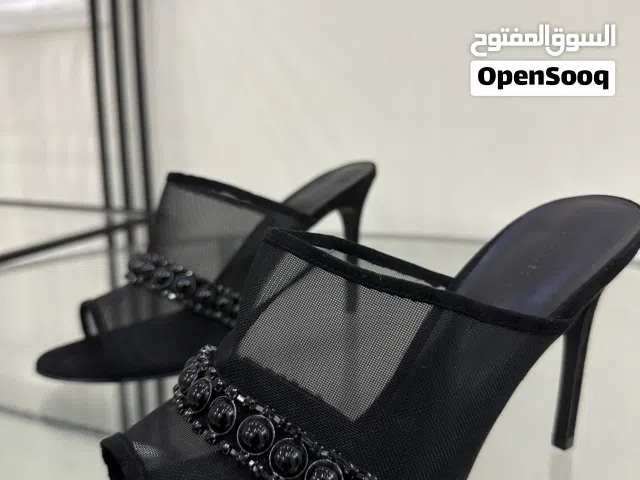 كعب اسود من شارلز كيث