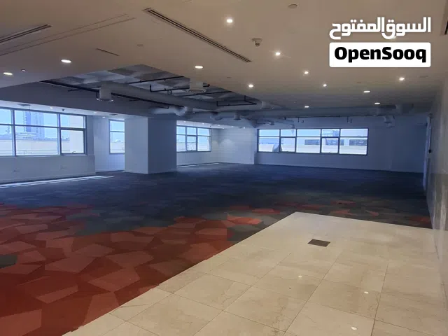 للايجار أدوار كبيــــــــرة تجارية باطلالــة بحريـــة في العاصمة