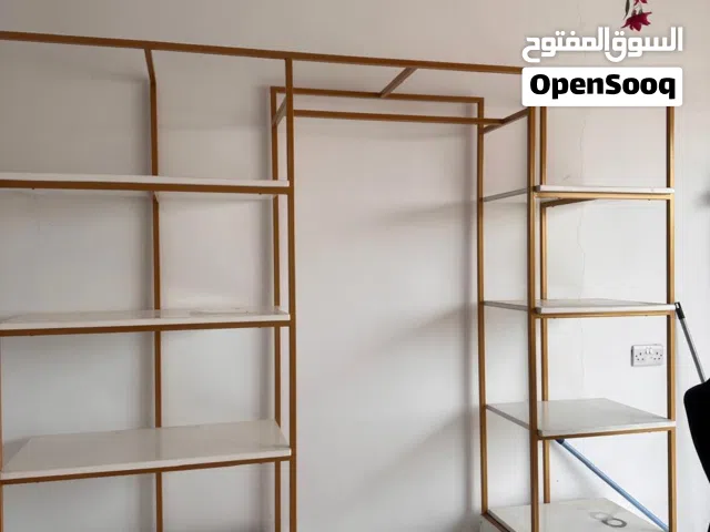 رفوف مع خزانه وعلاق للملابس . التوصيل مجانا في حدود الشرقيه جنوب /طاولة عرض مجانا