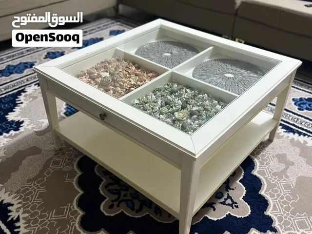 طاولة من ايكيا اللون ابيض ممتازه