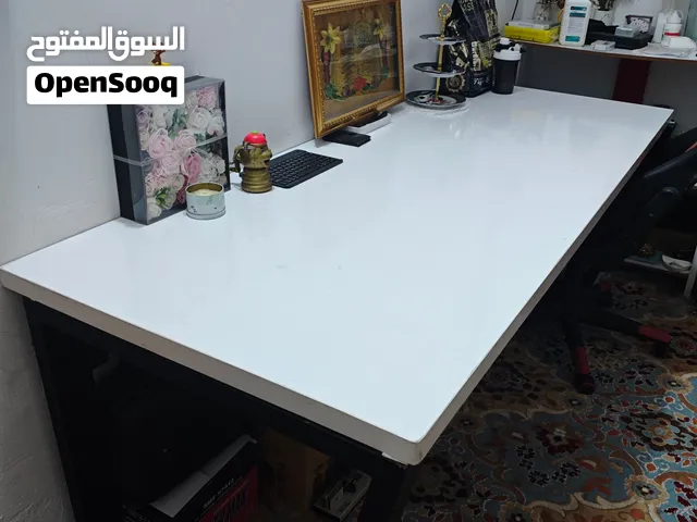 ميز حاسبة طول مترين العمق 80 والسمك 40 القاعدة حديد سميك الارتفاع تقريبا 75 العيوب موضحه بالصورة