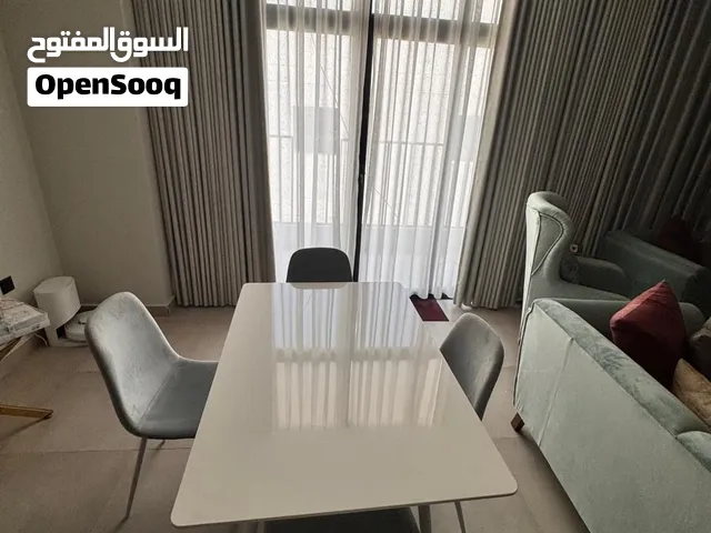 طاولة طعام تجمع بين التصميم العصري والبساطة مع سعر مناسب قابل للنقاش