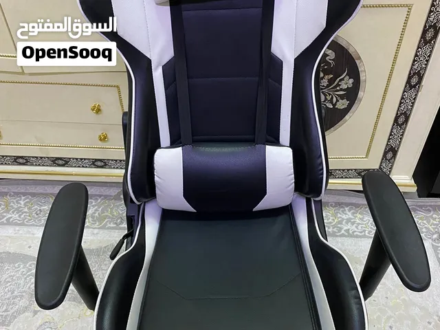 الكرسي لونه ابيضّ اسود نظيف جدا استخدام شهرين فقط سبب البيع مب محتاجينه السعر 400 قابل للتفصيل