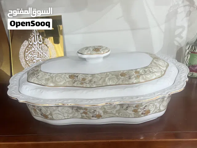 صحن بورسلان مع غطاء له مورّد
