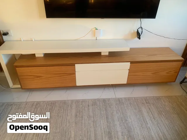 مزنون مع طاوله وسط