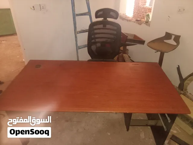 2 طاولة مكتب 1.5*1 مع مداخل وصلات الكمبيوتر وكرسي دوّار واحد