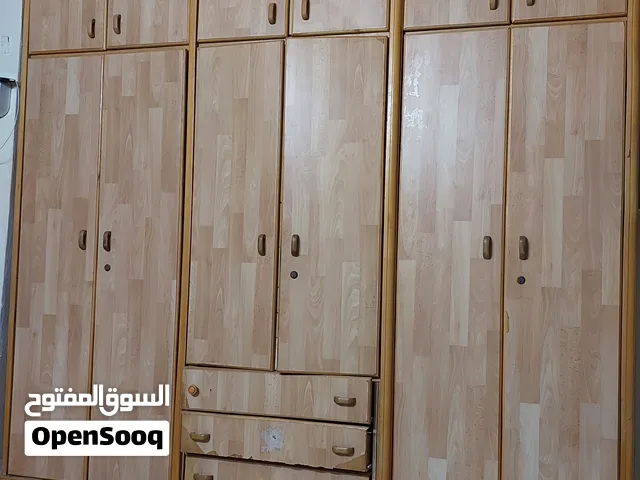 خزانة حائط لون بيج فاتح 3 ابواب