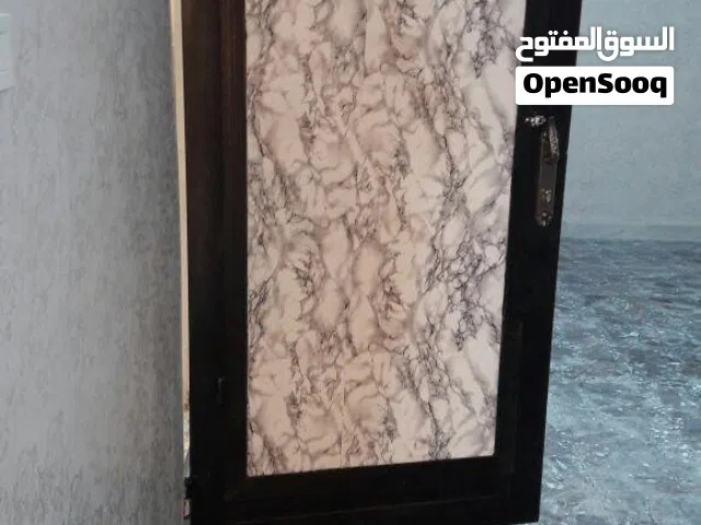 شقة طابق أول مميزة للإيجار قريبة من المدارس والتربية والمحلات التجارية والسوبرماركات والمخابز