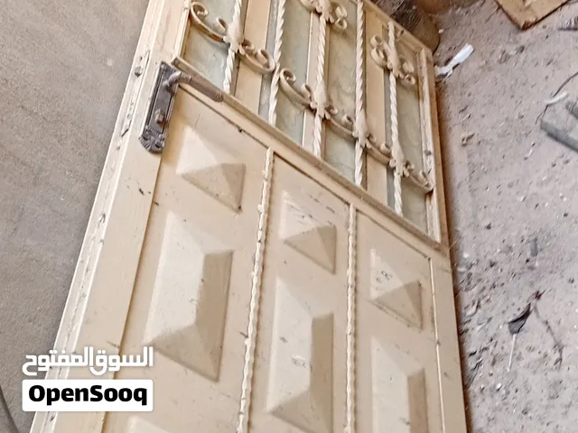باب حديد ثقيل مع حلق وزرفيل وشباك المنيوم مع الحلق شغالات مية بالمية