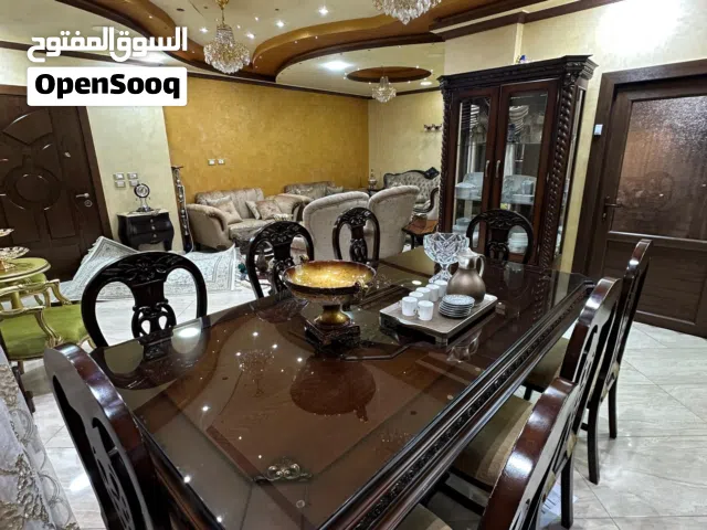 طقم طاولة سفره مع خزانة خشب زان ثقيلة ومرتبه للبيع بسعر مغري