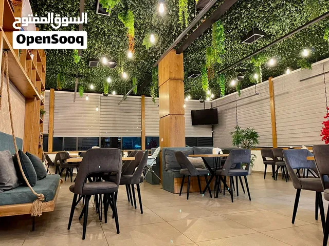 مطعم قائم و مجهز بالكامل مع معدات المطبخ و ديكورات و أثاث .
