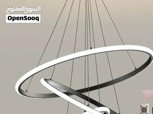 ثريا. جميلة باللون الاسود
