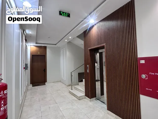 شقة للايجار فاخرة مصعد راكب وموقع قريب من جميع الخدمات شرق الرياض حي القادسية مكان هادي ومناسب للسكن