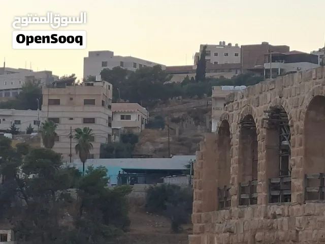 بالقرب من بوابه جرش الجنوبيه وقوس جرش وبالقرب من البازار السياحي - من المالك مباشره