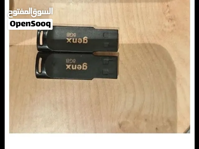 عدد 4 فلاشات بحجم 8 جيجا بماركات مختلفه ممتازه من ماركه Genx + عدد 2 ناقل ملفات من الهاتف tybe c
