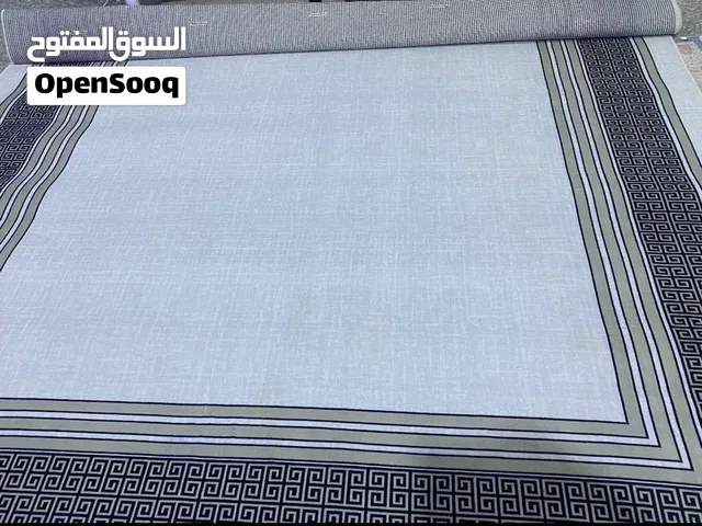 بديل سجاد سادة مع نقوشات مربعات من الأطراف باللون الرصاصي جميل جدًا قياس3*4