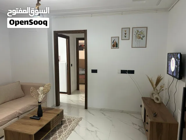 شقة غرفة و صالون