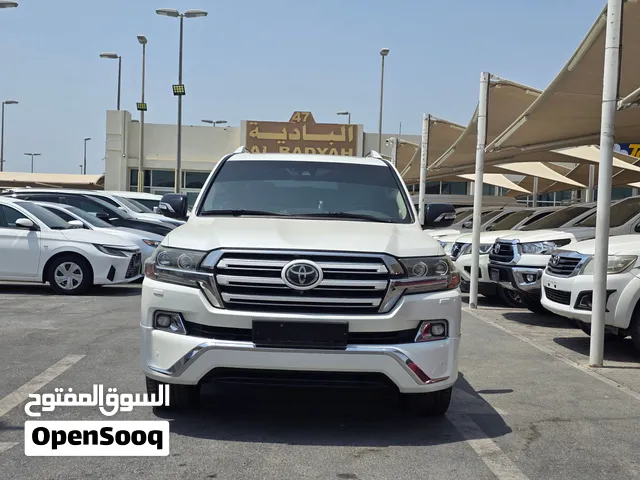 تويوتا لاندكروزر VX.S 2017 محرك اللكزس  5.7 مالك اول مفتاح اعلى مواصفات White Edition  مواصفات خاصه