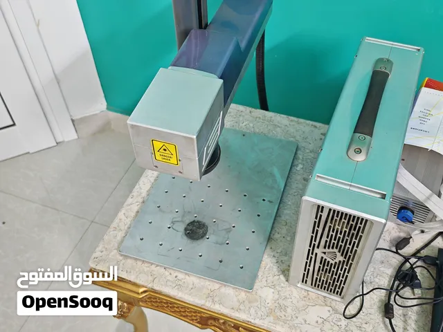 الة حفر بالليز على المعادن