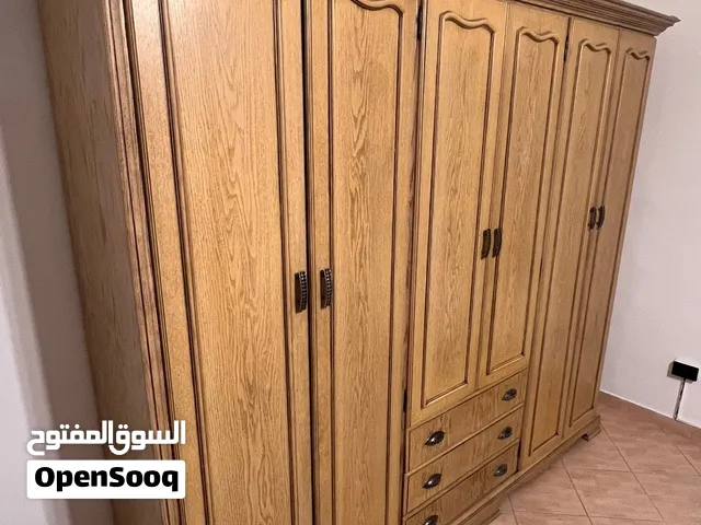 خزانة كلاسيكية فخمة من خشب الزان وقشرة البلوط – قطعة تحفة