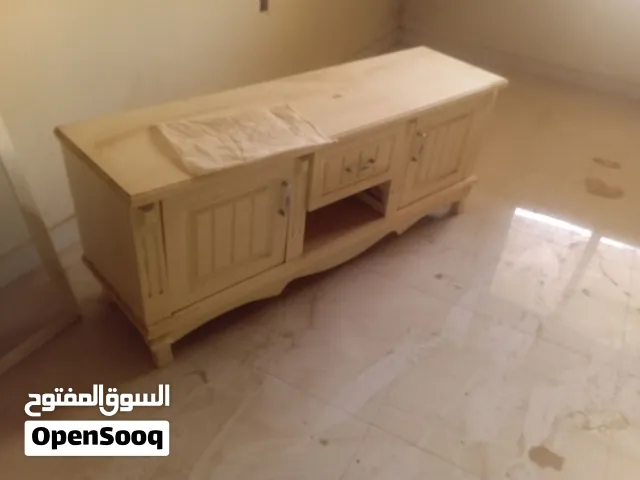 طاولة و خزائن للشاشة