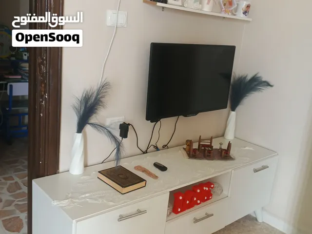 طاولة شاشة للبيع السعر 20 دينار