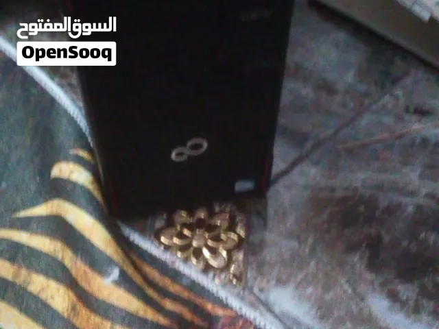 جهاز كمبيوتر ومع الشاشة