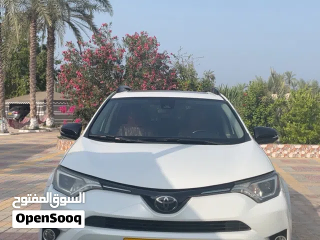 تويوتا راف فور 2017 فئة XLE بطلاء أبيض نظام مواصفات يابانية مستعملة بحالة جيدة
