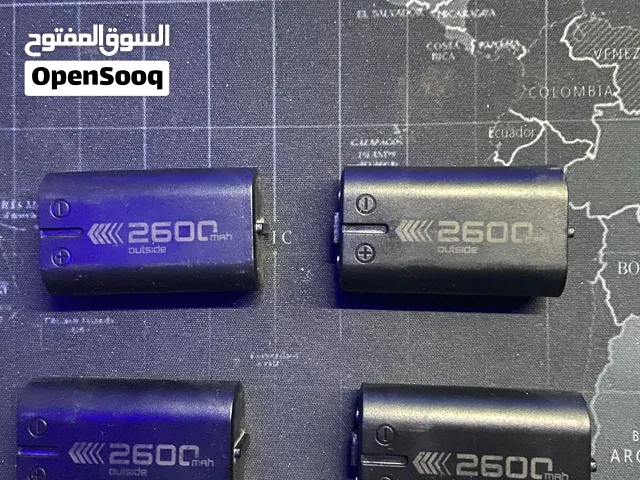 قاعده شحن مع 4 بطاريات 2600mah قابلات ل أعاده الشحن  ومع سلك الشاحن بتزبط ل Xbox و playstation 4 / 5