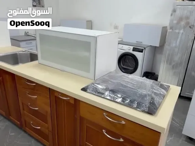 مطبخ استخدام بسيط ومعه هدايا