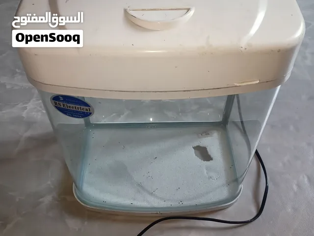 حوض اسماك صغير يحتوي على انارة نظيف وبي مجال